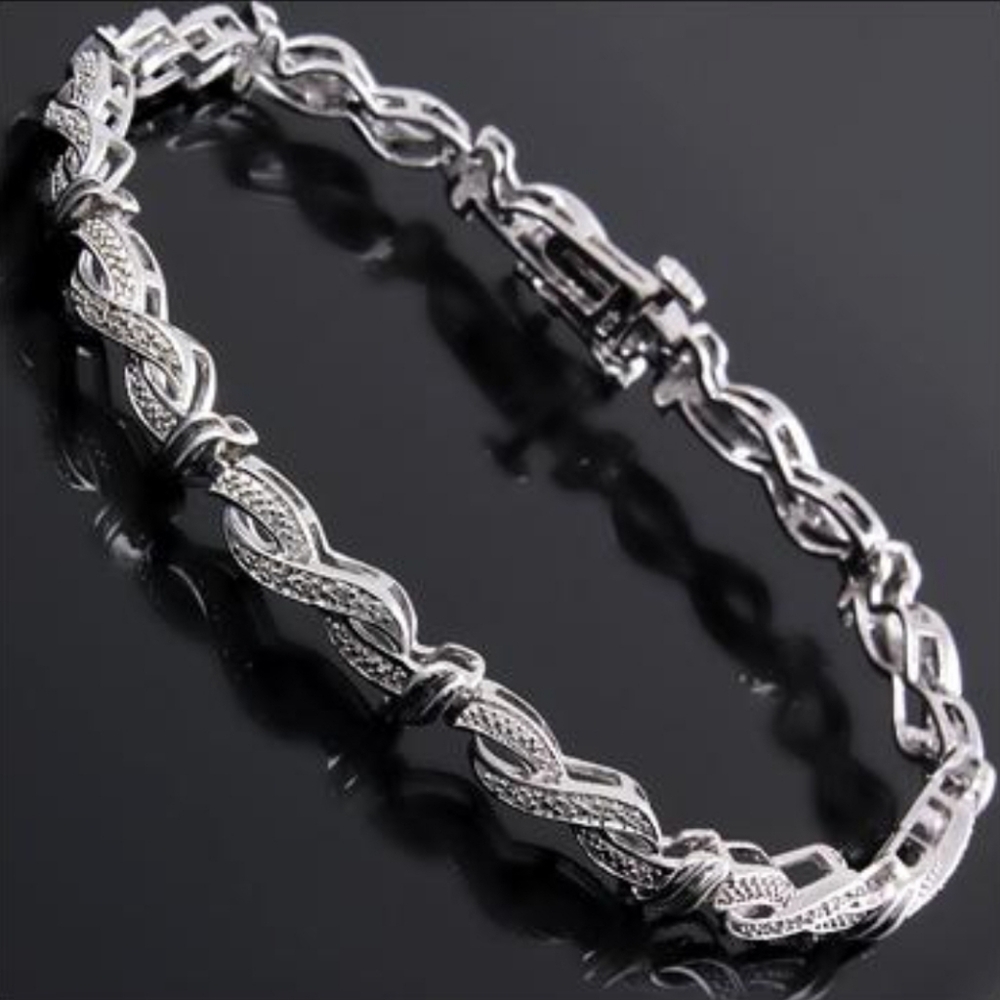 89 - Womens 14K White Gold - 7.5in Diamond Infinity Designer Bracelet